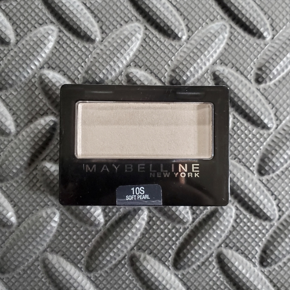 5️⃣ for $1️⃣5️⃣ Maybelline expertwear eyeshadow soft pearl